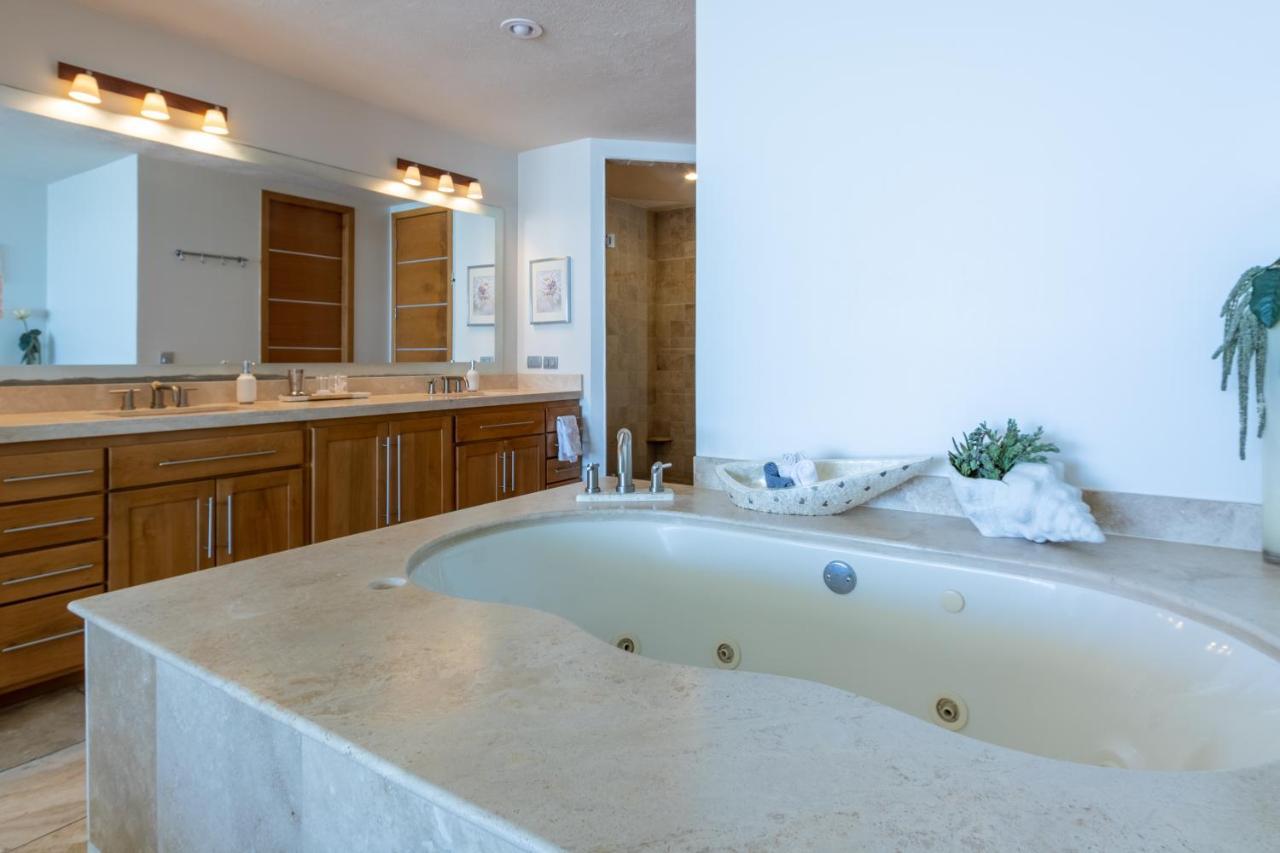 Apartment Playa Blanca - 9th Floor Ocean Views! *